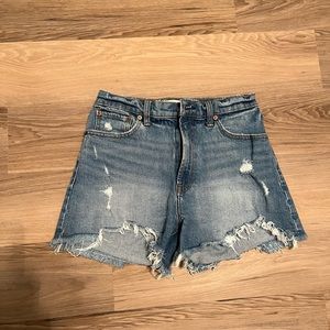 Abercrombie 4” mom short